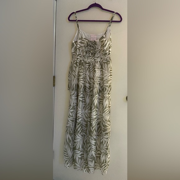 Romeo & Juliet Couture Dresses & Skirts - Romeo & Juliet Couture Olive and Cream Dress